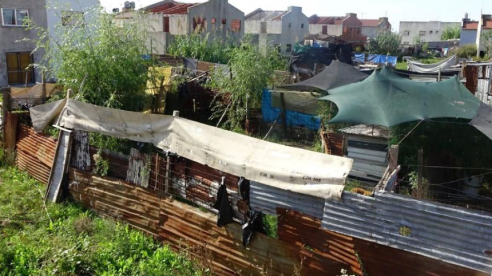 Los vecinos y familiares de la joven fueron hasta la vivienda del hombre a buscarlo, en el barrio El Mercadito (Fuente: GoogleMaps).