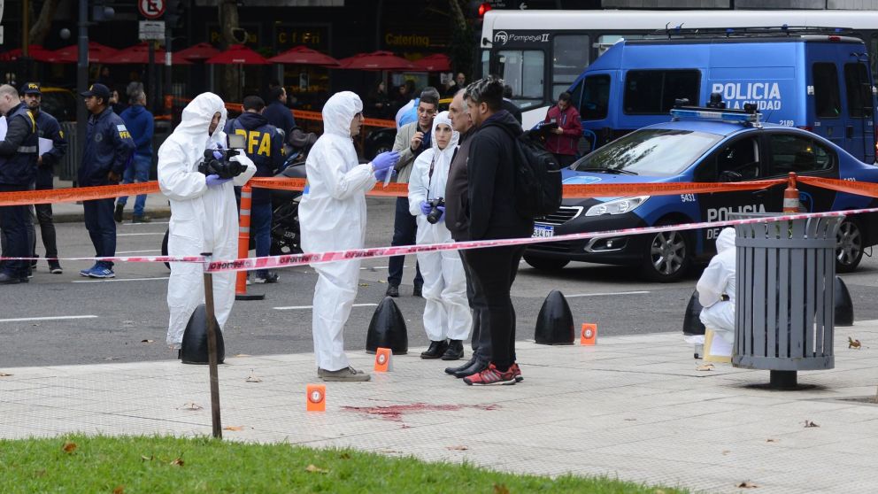 El auto se dio a la fuga y fue abandonado a las pocas cuadras (Jonatan Moreno/Crónica)