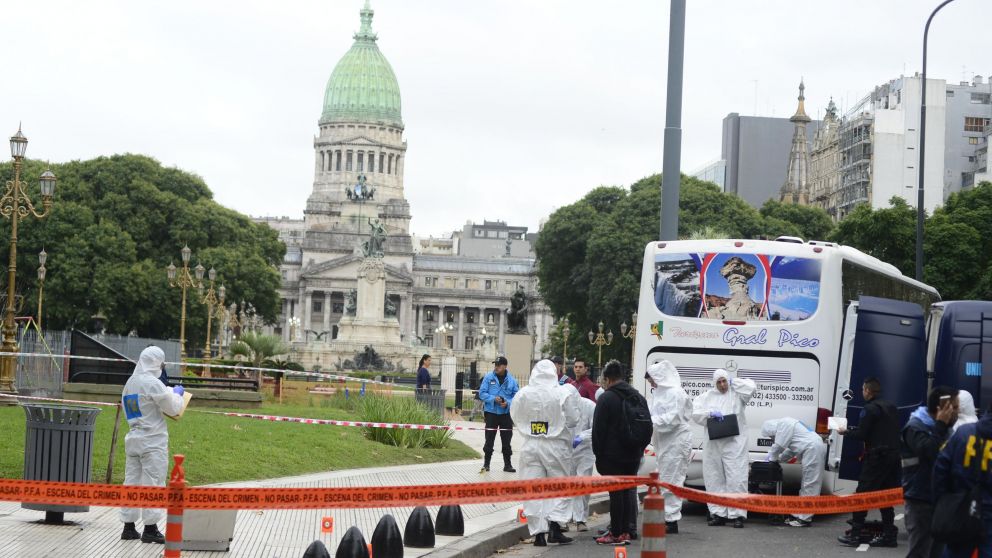 La policía releva evidencia con el Congreso de fondo (Jonatan Moreno/Crónica)