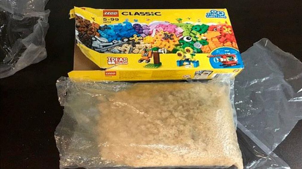 Mujeres compraron una caja de piezas Lego y encontraron droga.