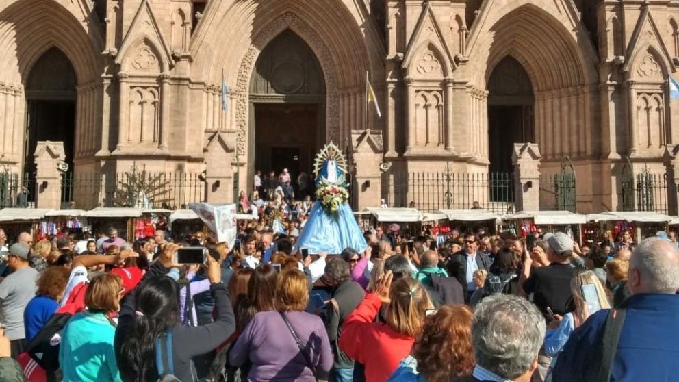 La imagen de la virgen en andas durante la procesión.