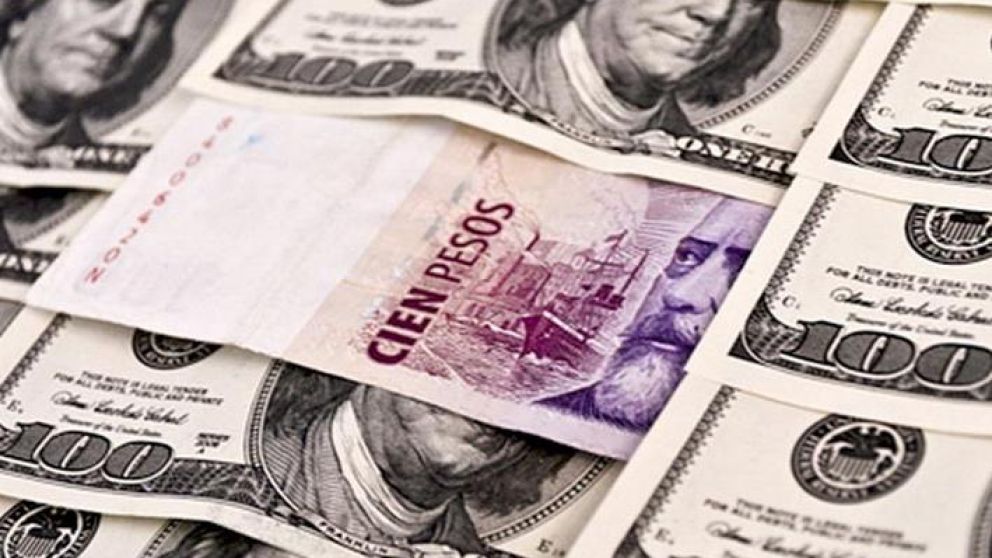 El dólar minorista cedió tres centavos a $46,33.