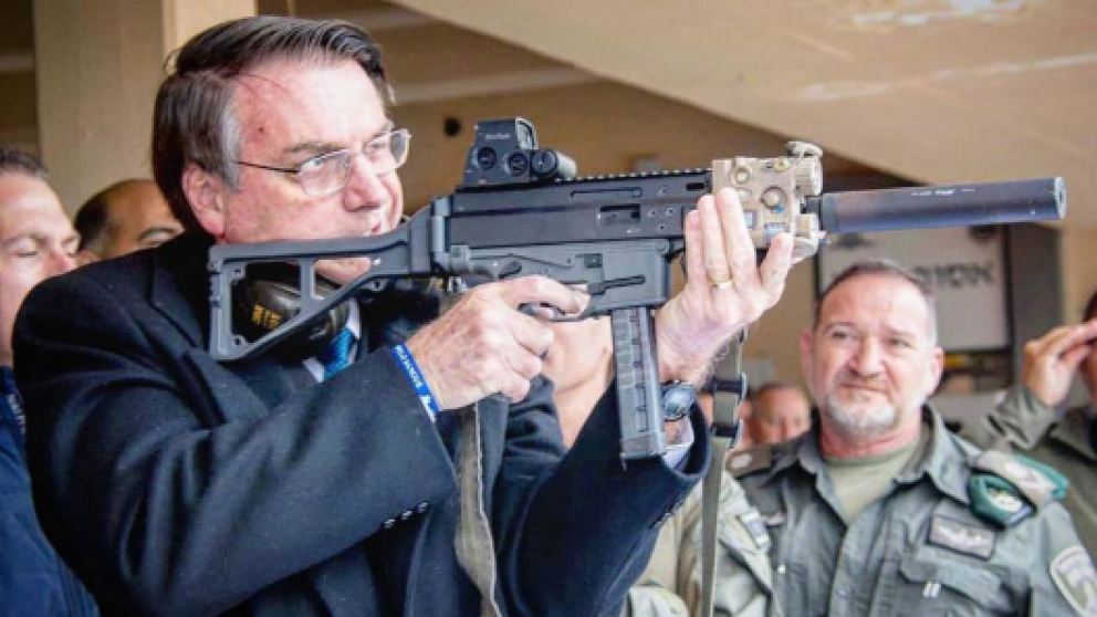 Este martes el presidente encabezó un acto para permitirles portar armas y municiones en la calle a cazadores y tiradores deportivos (Fuente: larepublica.com).