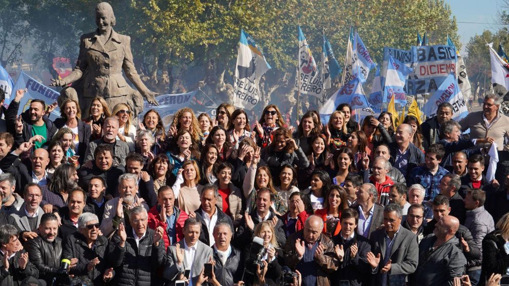 Moyano, Duhalde, Gioja, Gray, Álvarez Rodríguez, Menéndez, Berni, Scioli, Baradel, Arrieta y otros, en la muestra de unidad (Télam).