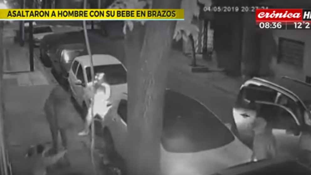 Violento robo a un hombre que ten�a a su hijo en brazos: estremecedor video
