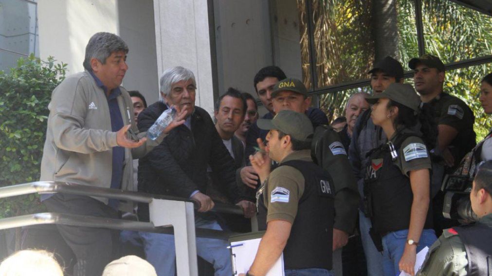 Pablo y Hugo dialogando con efectivos de la Gendarmería (@LocosPorElAire)