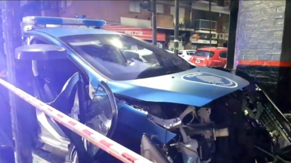 Cuatro policías terminaron con politraumatismos. (Twitter).