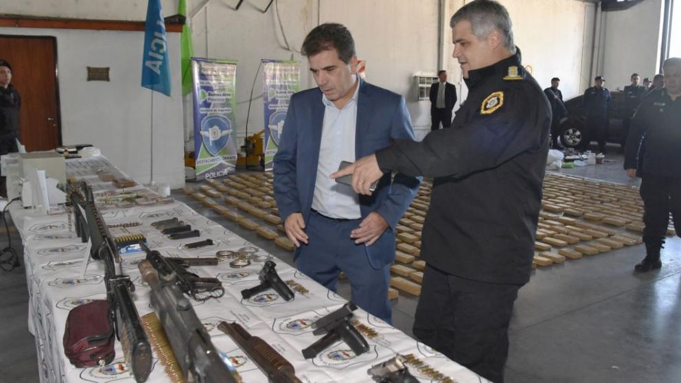 Adem�s fueron incautadas tres camionetas, un auto Volkswagen Bora, y dos motos.