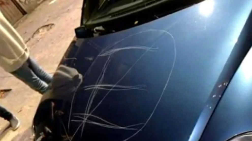 Con una llave, le talló el símbolo de "prohibido estacionar".