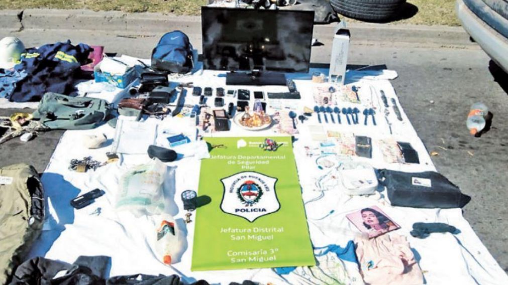 Algunos de los elementos incautados por la policía.