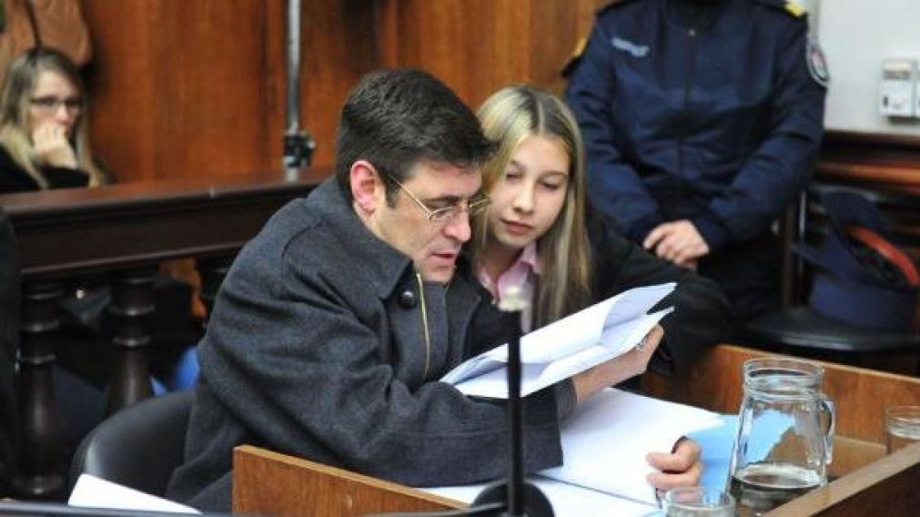 Dargainz junto a Nahir en una de las audiencias del juicio.