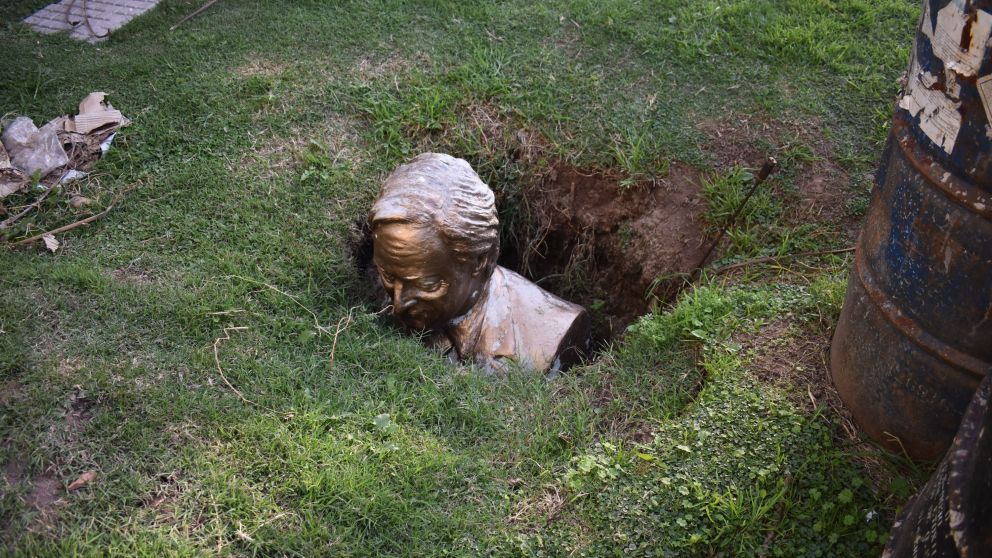 El fragmento de estatua del ex presidente fue hallado en un pozo lindante al establecimiento.