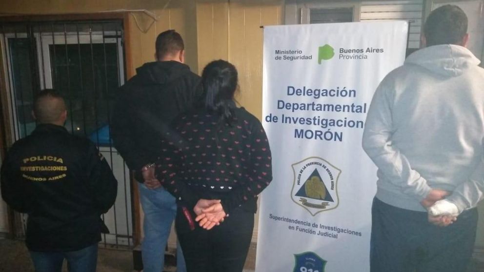 Los sujetos 29 y 74 años y la mujer de 22 fueron detenidos tras los allanamientos.