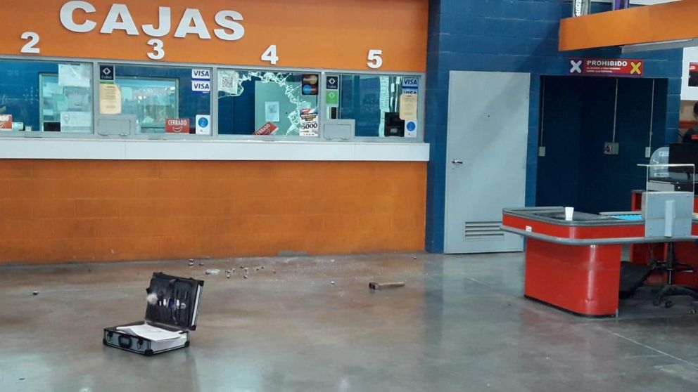 Así quedó la caja principal del supermercado asaltado.