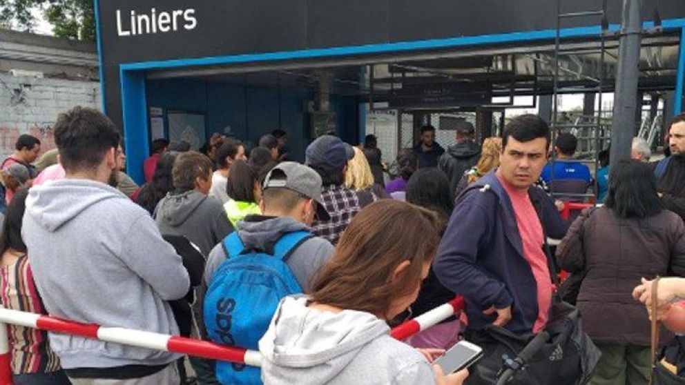 Así esperaba la gente minutos antes que el servicio sea reiniciado. (@el1digital)