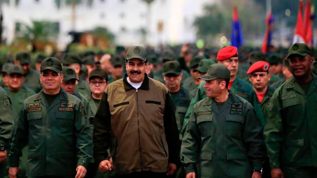 Maduro junto a las leales Fuerzas Armadas de Venezuela. (Télam)