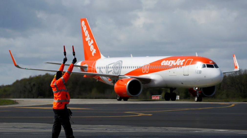 Intentó abrir la puerta de un avión en pleno vuelo y generó pánico