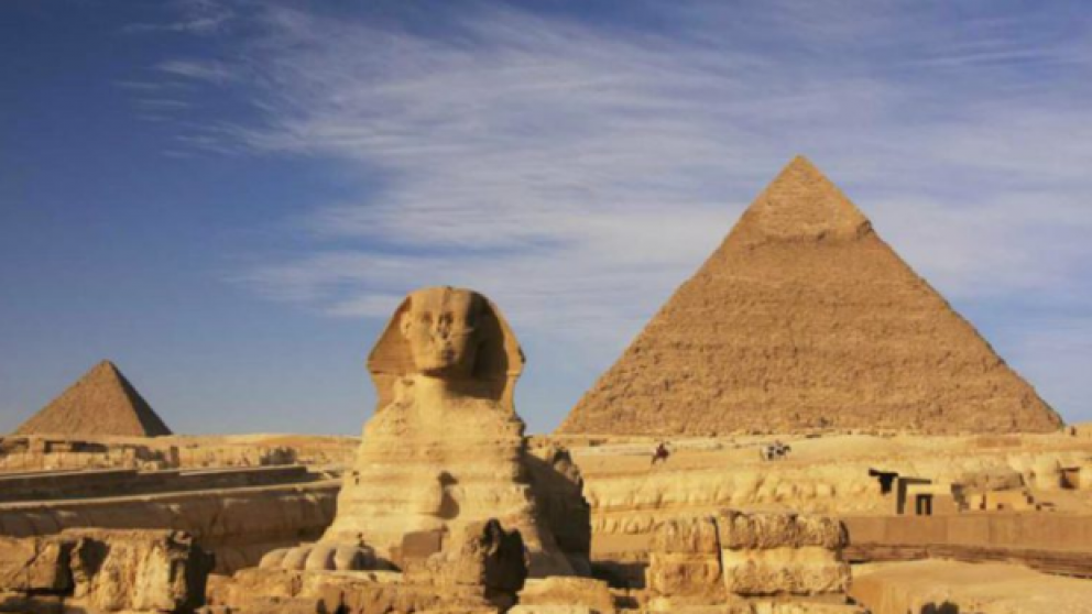 Las fuerzas de seguridad lo persiguieron ya que está prohibido escalar estas maravillas del mundo ubicadas al suroeste de El Cairo (Fuente: Google).