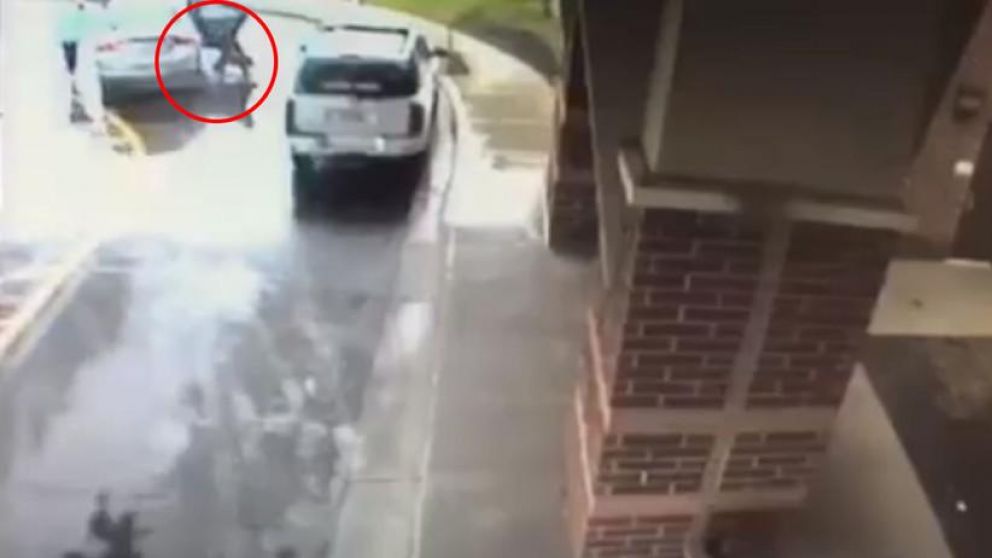 El hecho quedó registrado por cámaras de seguridad de un hospital. (Captura de video)