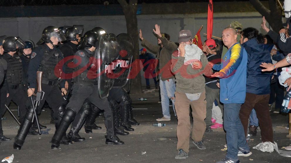 Manifestantes se enfrentan a la policía (Fernando Pérez Re/Cónica).