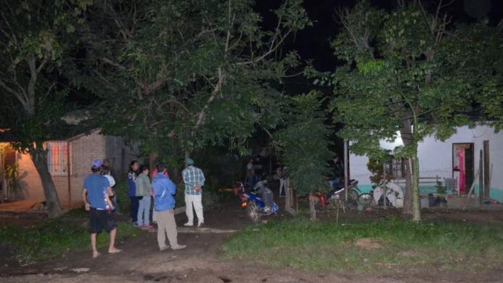 Vecinos reunidos alrededor de la casa de Ramona Encina.