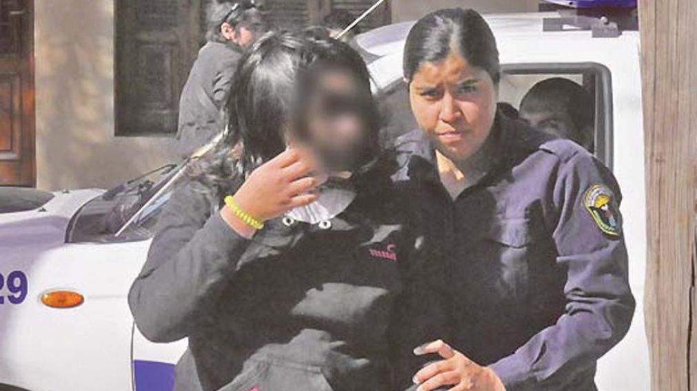 La mujer fue detenida por la policía.