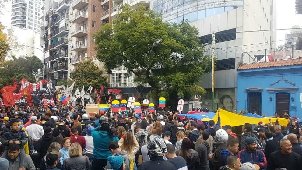 La masiva convocatoria en apoyo a Guaidó, recibió visitantes que apoyan a Maduro.(@LaVerdadVargas)