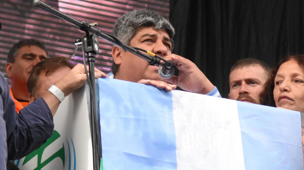 Moyano fue el último en hablar frente a la Plaza. (Pablo Villan/Diario Crónica)