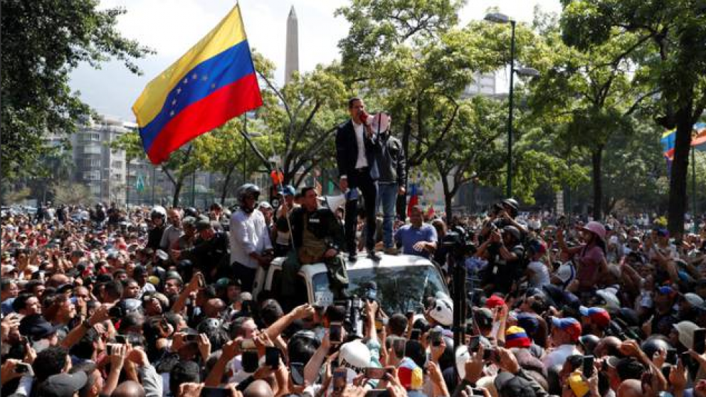 Guaidó y López arengan a la multitud contra Maduro en Caracas. Así están las calles de Venezuela