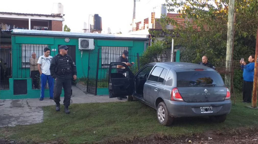 El Renault Clio finaliz� incrustado contra una reja instalada en el frente de una vivienda del barrio. 