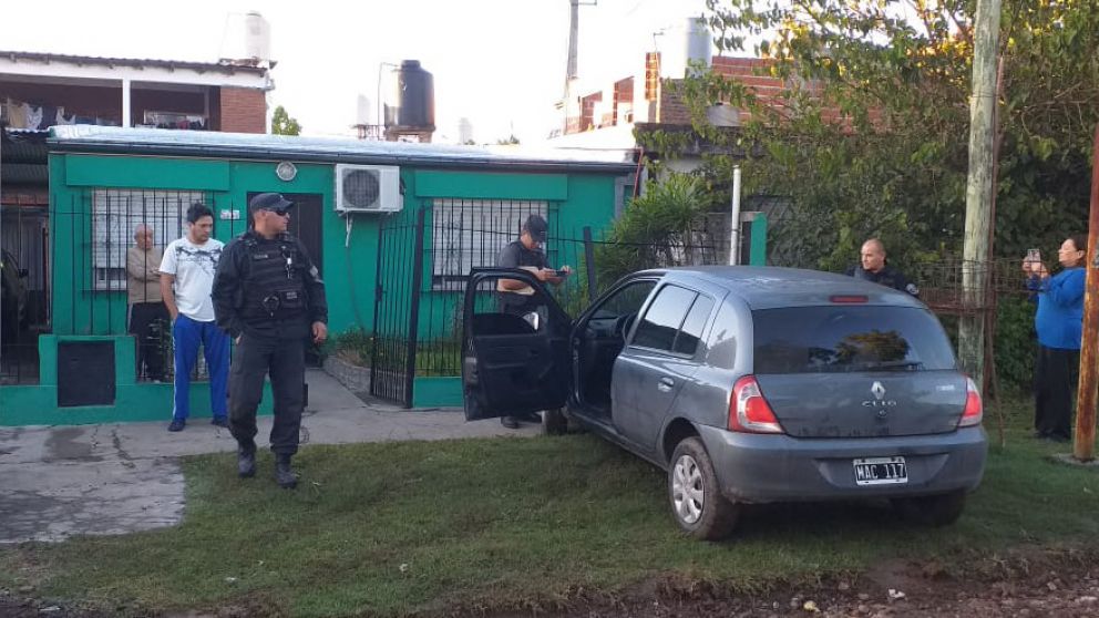 El Renault Clio finalizó incrustado contra una reja instalada en el frente de una vivienda del barrio.