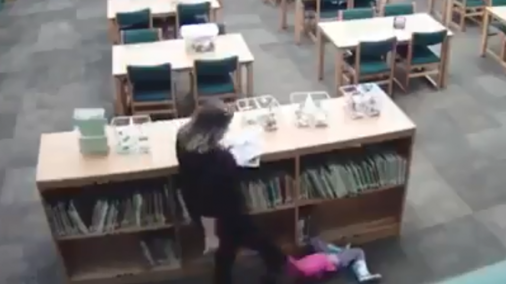Momento en que la maestra golpea a la alumna en el piso.