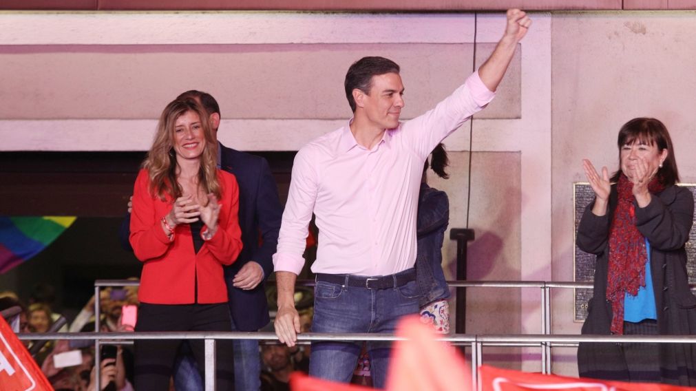 Pedro Sánchez saluda a la multitud que festeja su triunfo.