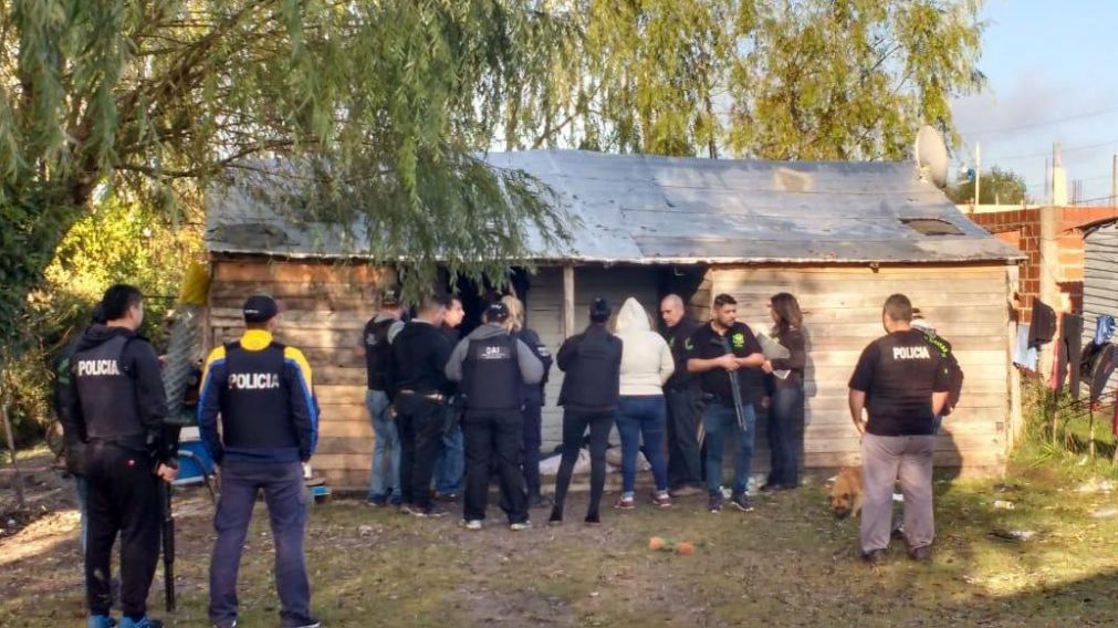 Los efectivos esperaron el amanecer y, escondidos en camiones, sorprendieron a los narcos.