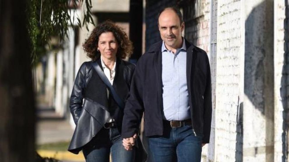 Corral, junto con su esposa (Twitter).