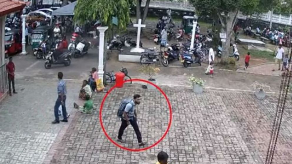 El hombre, con una gorra negra y mochila grande fue filmado por diferentes cámaras.