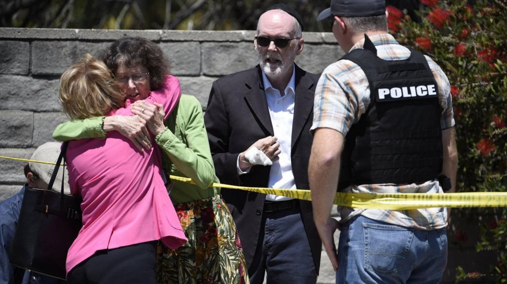 Familiares de las víctimas conmocionados tras el ataque. (AP)