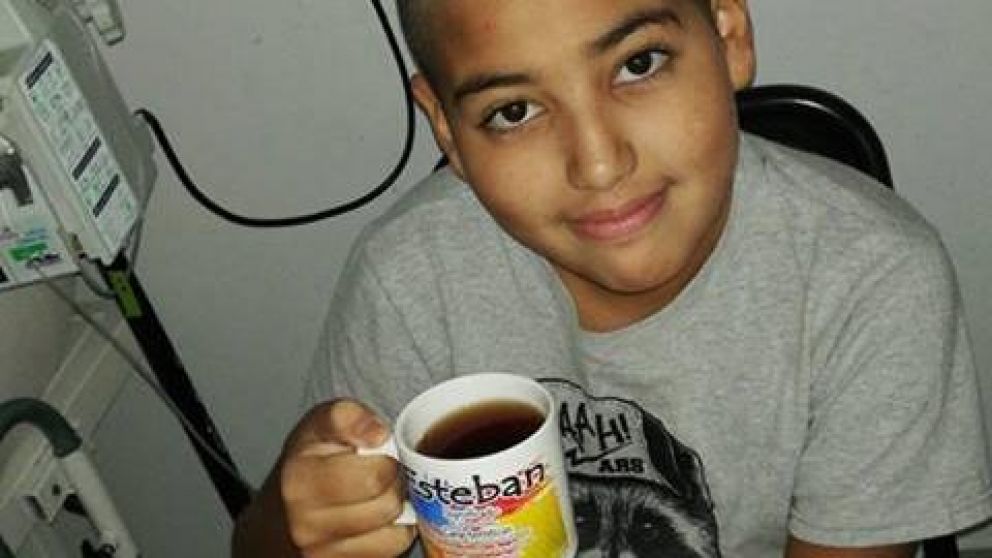 Allegados de Esteban se manifiestan con el hashtag #UnaMédulaParaEsteban.