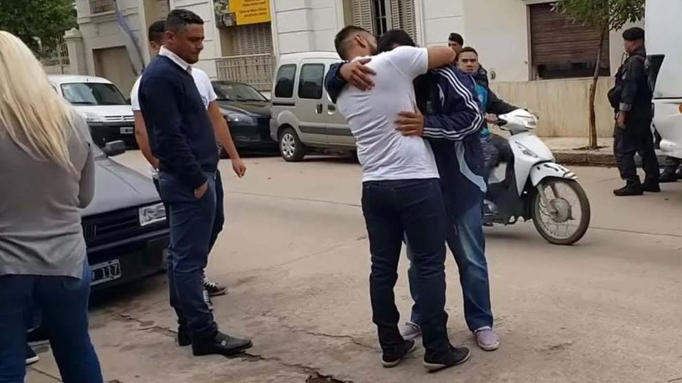 Así se reencontraba uno de los detenidos, tras ser liberado, con sus familiares. (Gentileza Dean Funes)
