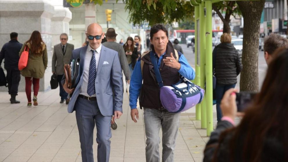 Así se presentó junto a su abogado en el Palacio de la Justicia. (Gentileza La Nueva)