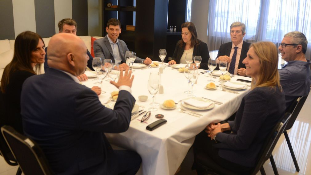 Abogados, especialistas y diplomáticos, en una misma mesa buscando el consenso.