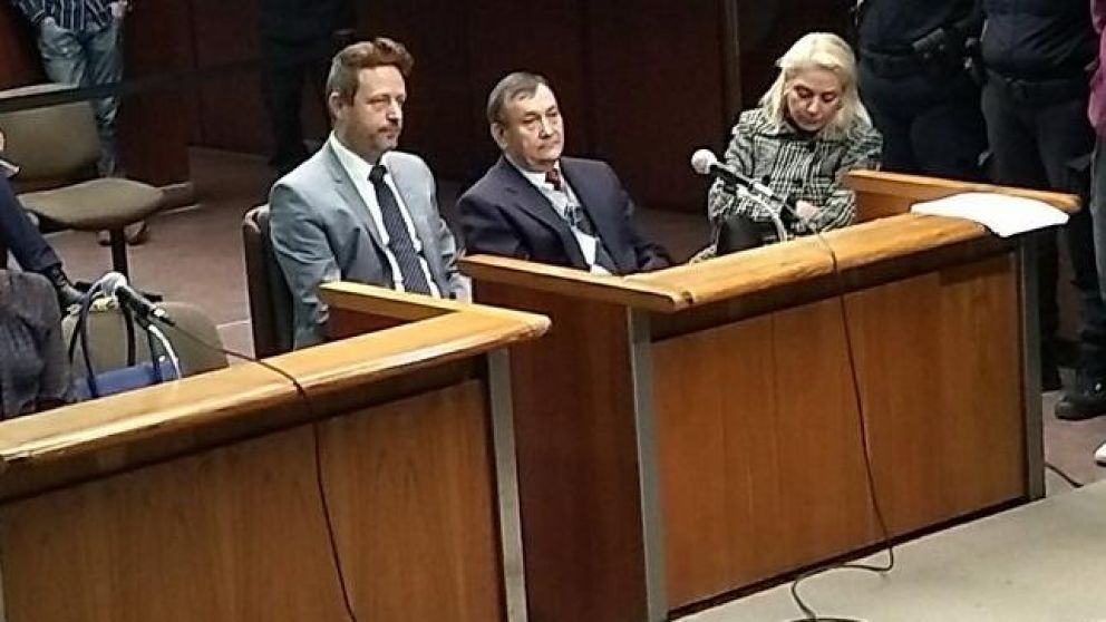 Así escuchaba el veredicto el médico víctima de la inseguridad. (Gentileza @domenech_news)