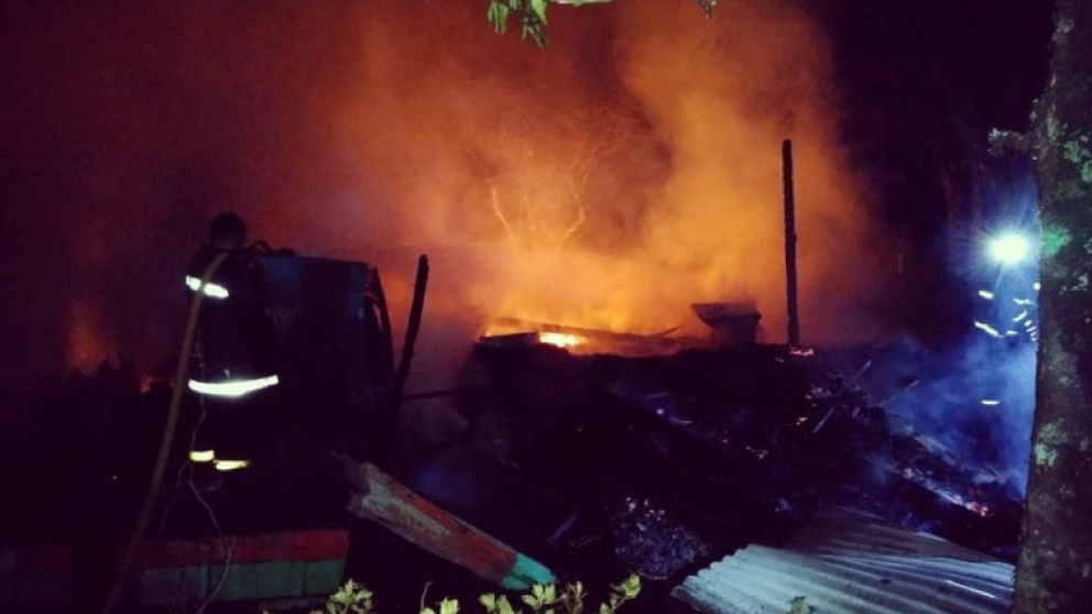 Dos hermanitos mueren en voraz incendio