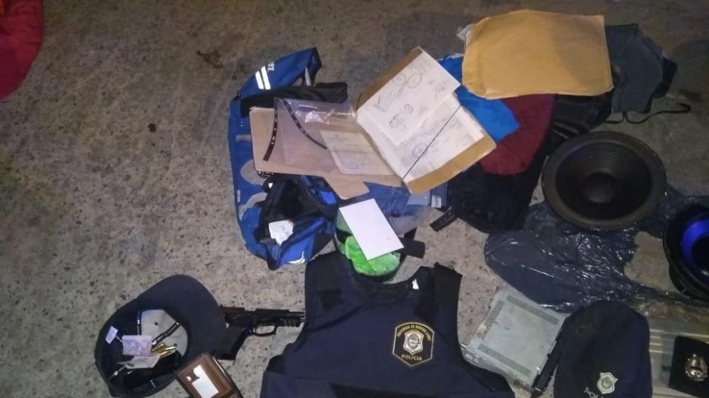 Algunos de los objetos que fueron incautados en poder de los detenidos.