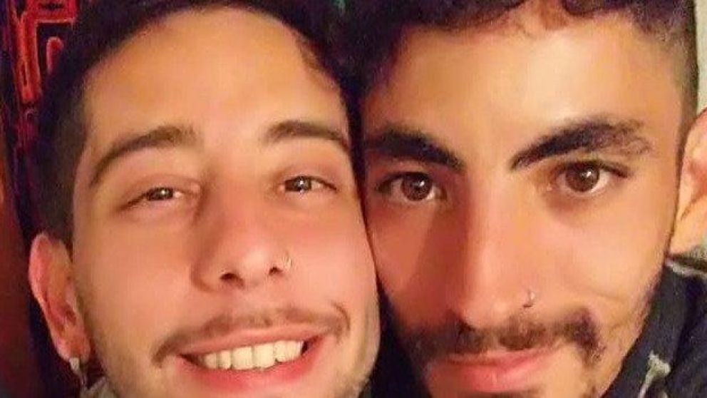 Según los jóvenes, les pidieron que se "dejen de besar" o "se vayan".