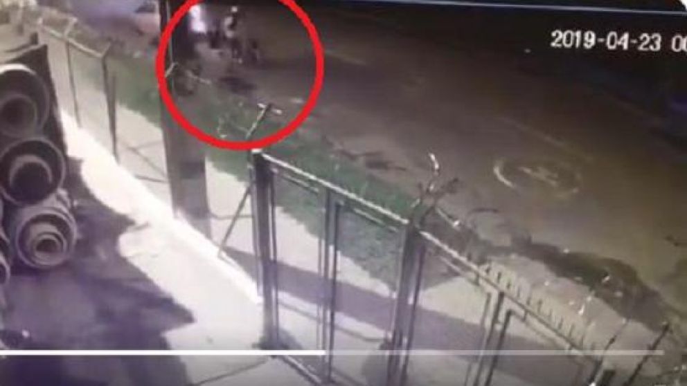 En el círculo rojo, las cuatro personas antes de ser atropelladas. (Captura de video)