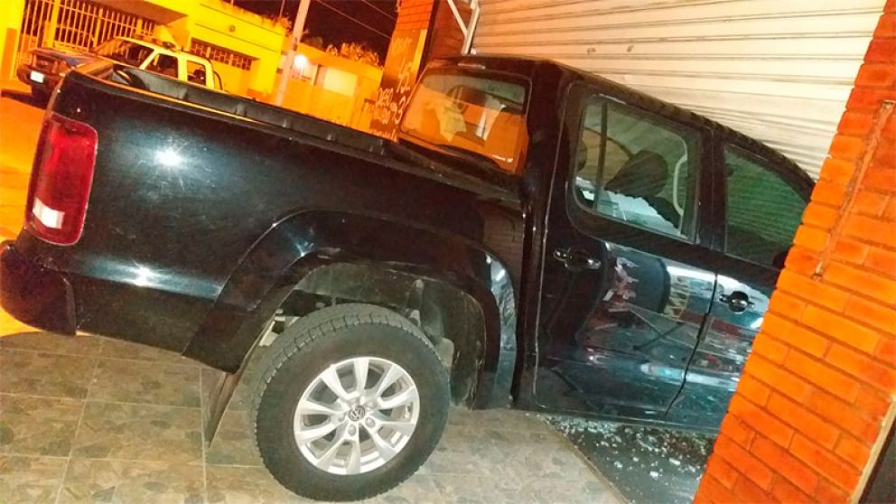 El hombre que chocó el local vociferaba insultos desde un baño (gentileza El Once).