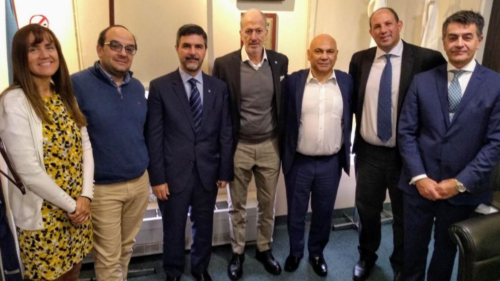 Las autoridades del Grupo Olmos en la sede de la DAIA.
