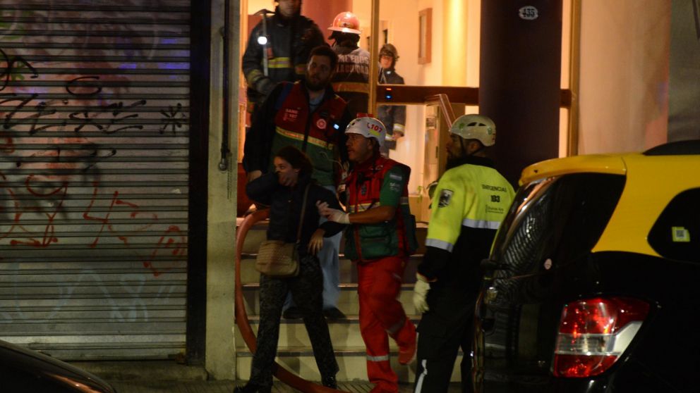 Escenas dramáticas del siniestro ocurrido en el corazón de la Ciudad (Hernán Nersesián-Diario Crónica).