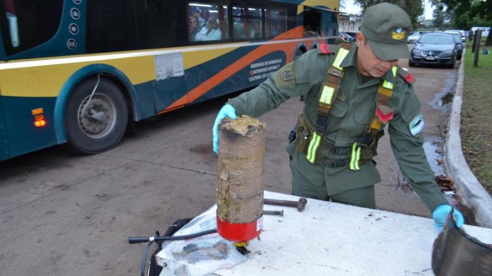 El hombre escondía la droga dentro de un matafuego.